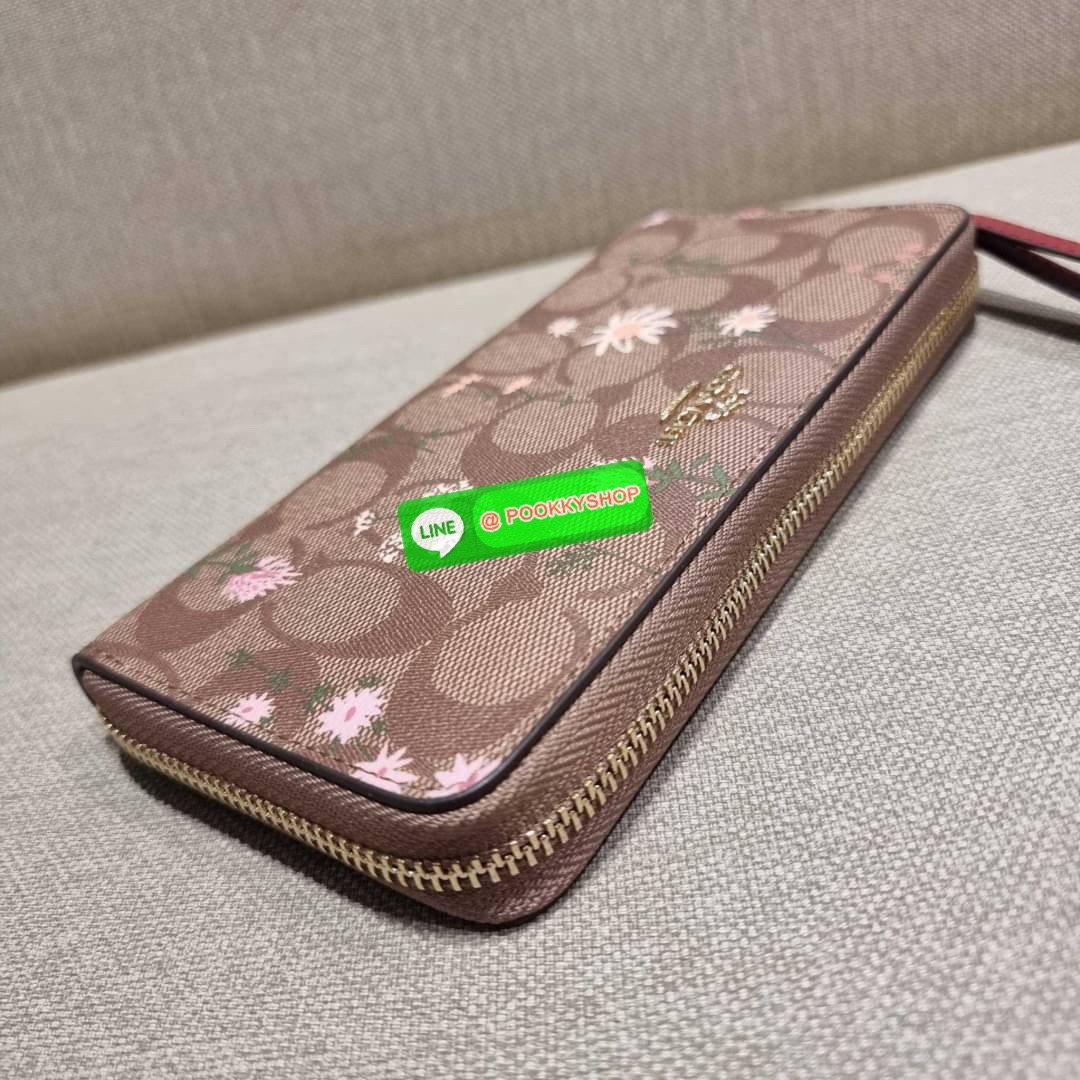 COACH C8736 LONG ZIP AROUND WALLET IN SIGNATURE CANVAS WITH WILDFLOWER PRINT น้องน่ารัก คอลใหม่ล่าสุด กระเป๋าสตางค์ใบยาวกึ่งคล้องมือ รุ่นขายดี มาในดีไซน์สุดคิ้วท์ น่าใช้!! วัสดุหนังแคนวาสเคลือบลาย มาพร้อมสายคล้องมือ ถอดออกได้ ภายในใส่บัตรได้เยอะ มีช่องซิป