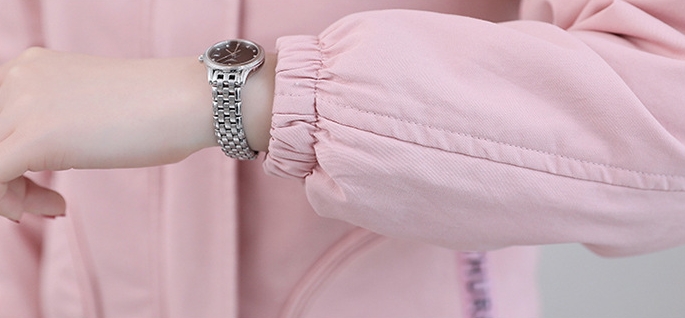 เสื้อกันหนาวแฟชั่นนำเข้า : เสื้อกันหนาวแฟชั่น พร้อมส่ง สีชมพู แขนยาว แต่งจั๊มปลายแขน ซับในบุด้วยผ้าขนสัตว์นุ่มๆ มีฮูทสุดเก๋ แบบซิบรูด กระเป๋า 2 ข้างใช้งานได้ งานสวยเหมือนแบบแน่นอนค่ะ หน้าหนาวปีนี้พลาดไม่ได้น้า