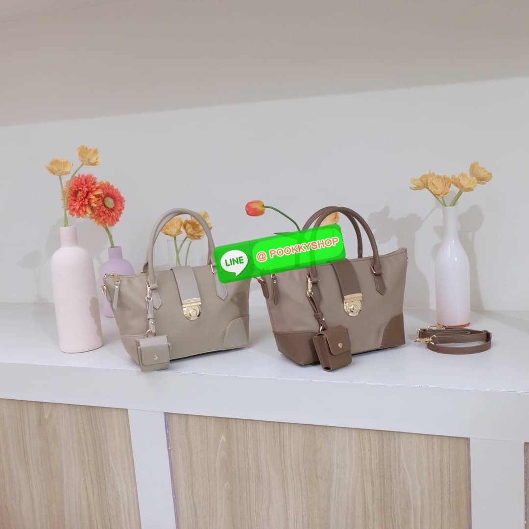 คอลเลคชั่นใหม่ รุ่นขายดี KEEP ‘ Phony bag ‘ อีกรุ่นที่ ถูกถามเข้ามาเยอะที่สุด เป็นกระเป๋า size กลางๆที่ ดีไซน์ให้ออกมาเรียบ หรู หยิบมาใช้งานได้ในทุกๆ วัน