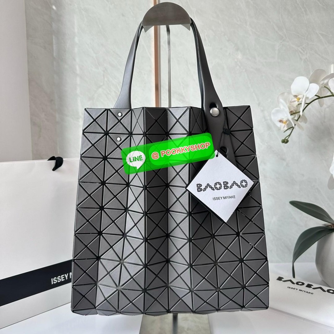 BAO BAO PRISM PLUS Handbag (Large) 🔖กระเป๋าถือจากแบรนด์ BAO BAO ISSEY MIYAKE ดีไซน์คลาสสิกทรงสี่เหลี่ยม มาพร้อมลวดลายสามเหลี่ยมที่มีมิติ 🔖วัสดุ: โพลีเอสเตอร์ ผสมหนัง 🔖 ปากกระเป๋าเปิด ซับในเป็นไนลอน มีช่องกระเป๋าด้านในและหูหิ้วกระเป