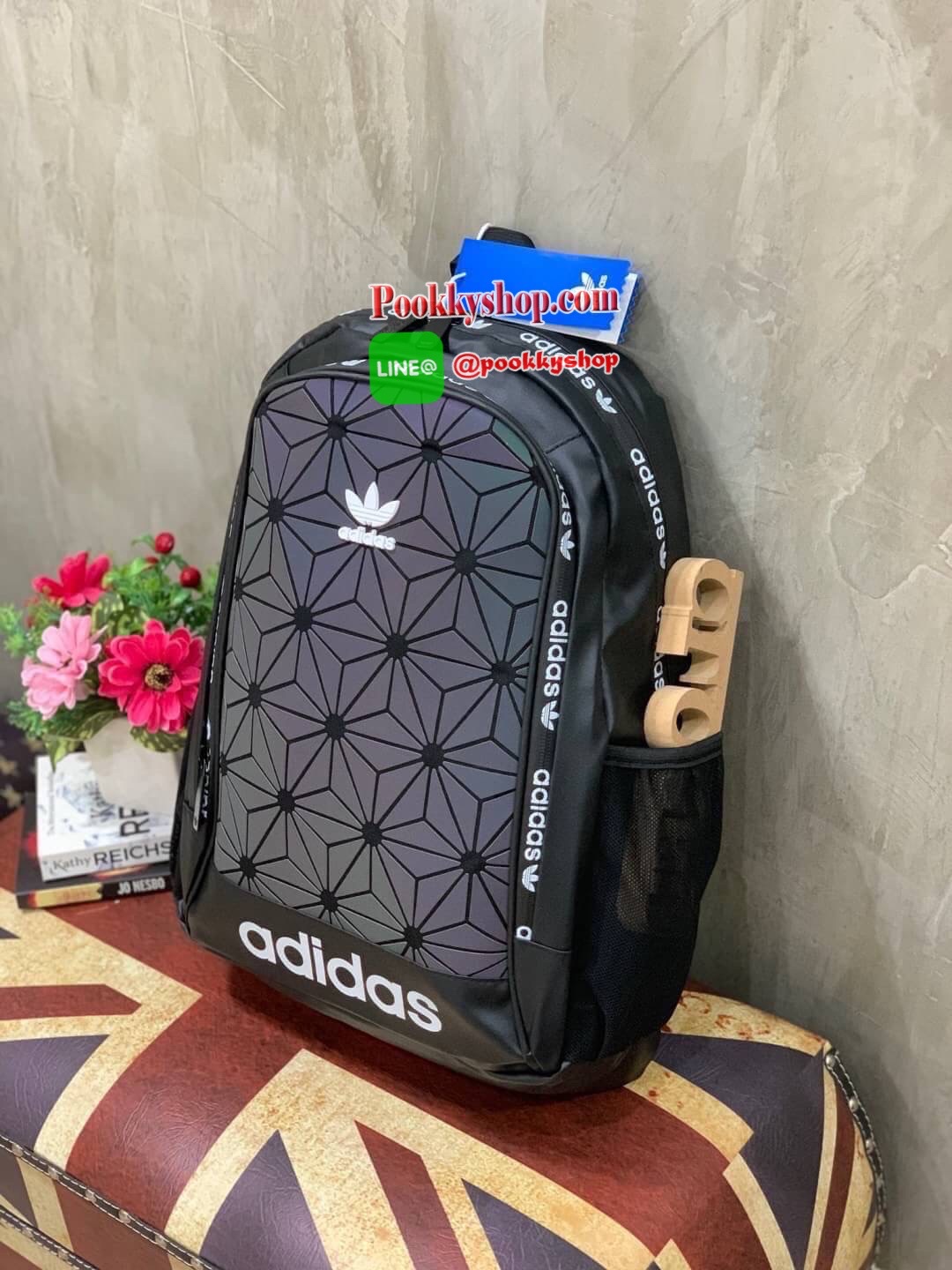 Adidas Originals 3D Backpack กระเป๋าสะพายหลัง 3D ลุคสุดล้ำของกระเป๋าสะพายหลัง ที่มาพร้อมช่องกระเป๋าซิปและลายพิมพ์สามมิติแบบอสมมาตร ดูดีมีสไตล์ด้วยการใช้วัสดุเลียนแบบหนังที่ทันสมัย ให้คุณมีพื้นที่มากขึ้นในการจัดเก็บ ด้วยช่องกระเป๋าด้านหน้าและด้านใน มีช่องส