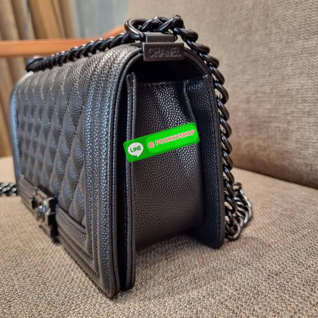 Chanel รุ่นสุดฮอต ดีไซน์อะไหล่ดำ เรียบหรูมากๆ!! วัสดุหนังลายคาร์เวีย ทรงคลาสสิคที่สาวๆห้ามพลาด!! ในราคาสุดจะคุ้มจากเคาน์เตอร์ dutyfree เปิด-ปิดกระเป๋าด้วยตัวล็อค ภายในโล่งกว้าง ไซส์ใหญ่ใส่ของได้เยอะ มีช่องแยกในกระเป๋า มาพร้อมสายสะพายโซ่สลับหนังรองบ่า (ถอด