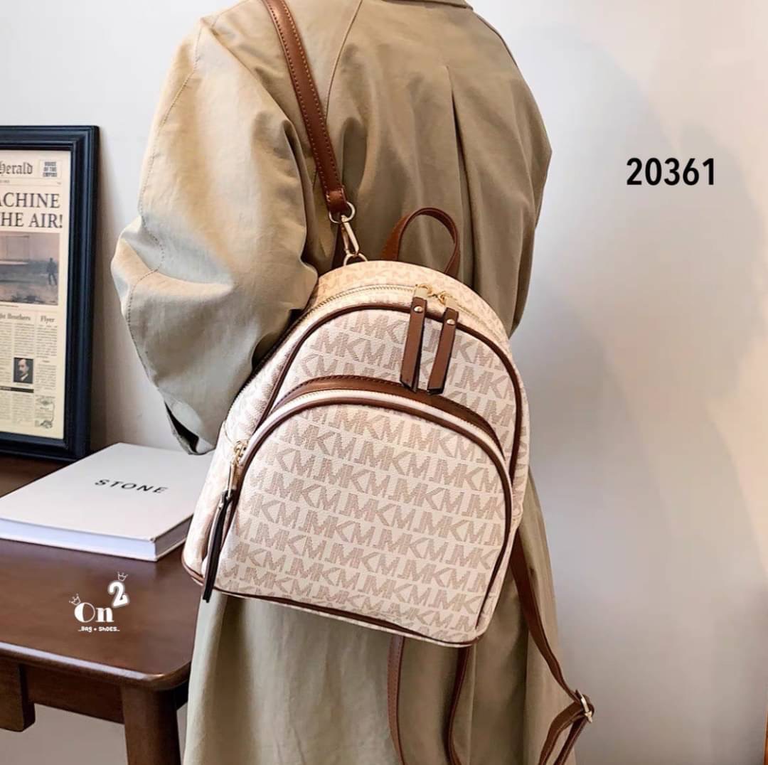 กระเป๋าสะพายเป้แฟชั่นมาใหม่ งานสไตล์แบรนด์ งานซิปมี 2 ช่องใช้งาน ขนาดกำลังดีน่าใช้มากค่ะ พร้อมส่งค่า