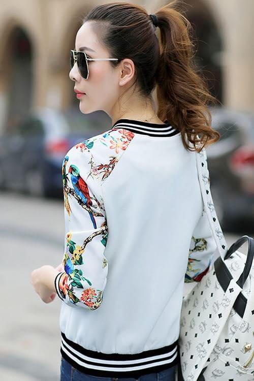 เสื้อผ้าแฟชั่นนำเข้า : เสื้อคลุม พร้อมส่ง เสื้อคุลมแฟชั่น สีขาว ผ้าคอนตอน ลื่นๆใส่สบาย แต่งแขนด้วยลายนกแก้ว แบบซิบรูด แต่งจั๊มปลายแขน และ ชายเสื้อสีดำเก๋ ไม่มีซับใน มีกระเป๋าสองข้างใช้งานได้ เนื้อผ้ายืดหยุ่นได้นิดหน่อยค่ะ