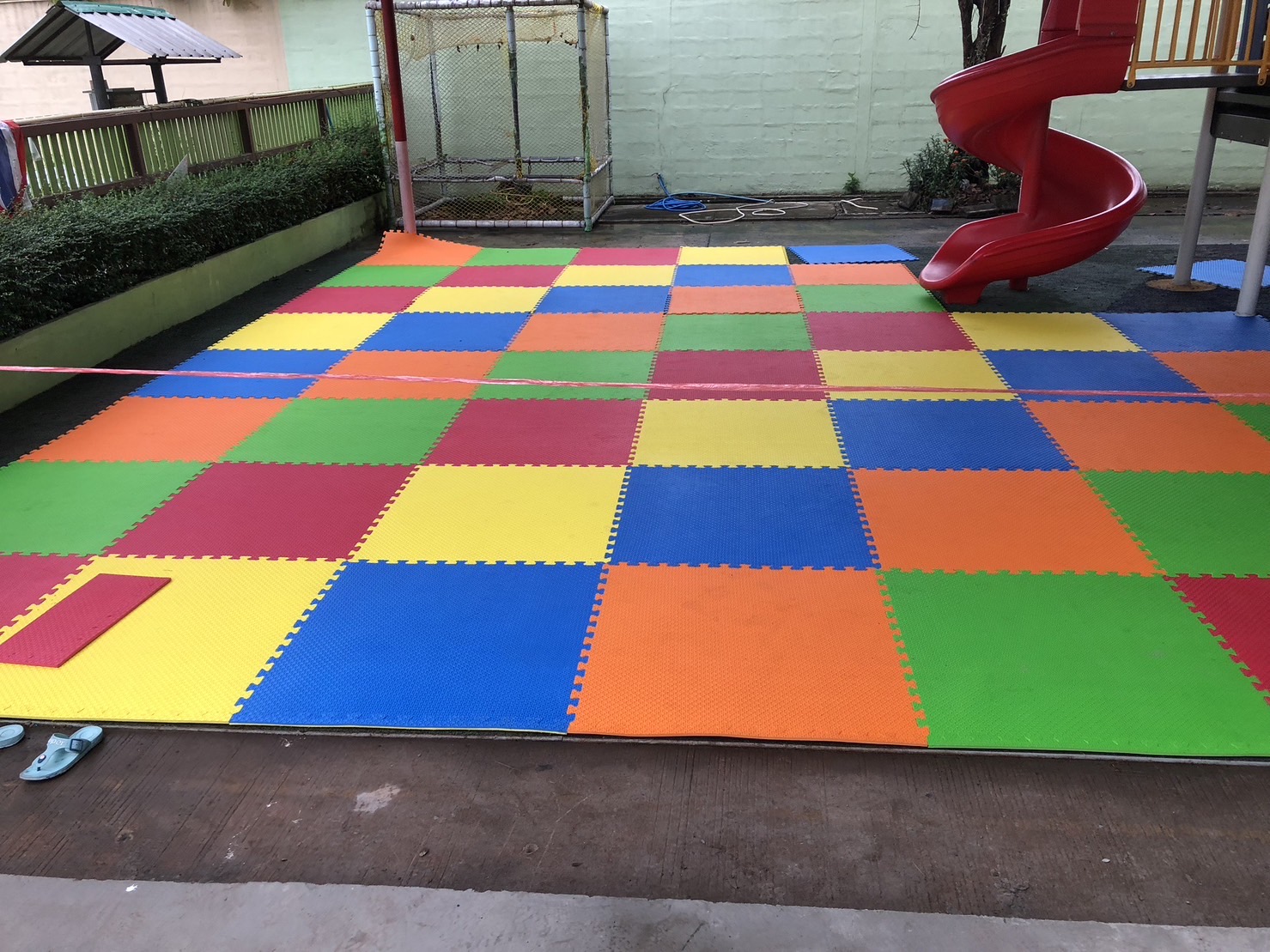 แผ่นยางปูพื้นกันกระแทก แบบจิ๊กซอ 1 X 1 เมตร หนา 10 มม.