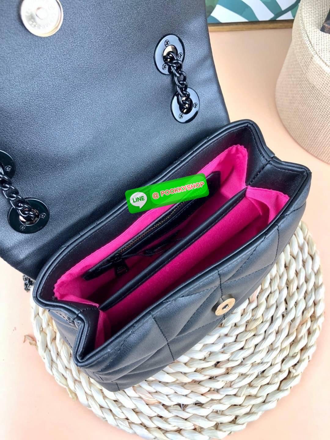 แท้ 💋 Outlet New! LYN TRINITY HANDBAG กระเป๋าสะพายข้าง/ครอสบอดี้ใบสวย วัสดุหนังเดินด้ายลายสามเหลี่ยมทั้งใบ พร้อมพวงกุญแจ(ถอดได้) เปิดปิดแบบกระดุมแม่เหล็ก ด้านในมีช่องซิปเล็ก 1 ช่อง รุ่นนี้สามารถใส่ iPhone plus และกระเป๋าเงินใบกลางได้ค่า สายยาวเป็น