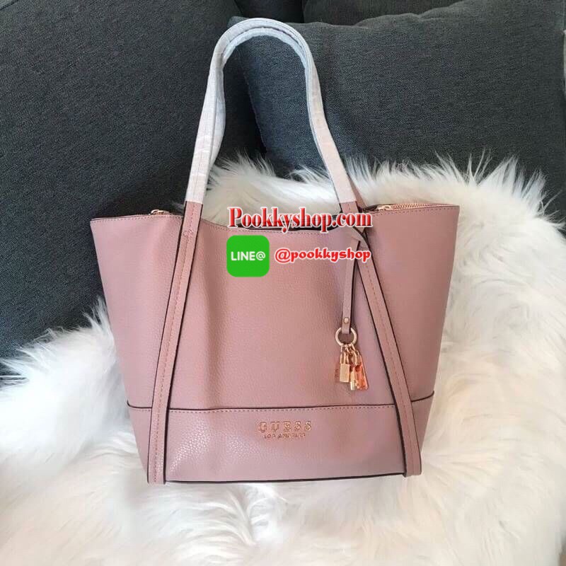 GUESS HEIDI HAMMERED EFFECT BAG 2 in 1กระเป๋าสะพายจาก Guess factory วัสดุ PU คุณภาพดี นิ่ม น้ำหนักเบา ด้านหน้าประดับด้วยโลโก้แบรนด์สุดหรู เปิดปิดกระเป๋าด้วยกระดุมแม่เหล็กและซิป ด้านในโล่งกว้างมีช่องสำหรับใส่ของด้านข้างกระเป๋าเพิ่มอีก2ช่องใช้งาน รุ่นนี้มาพ