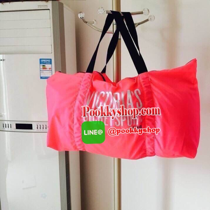 VICTORIA'S SECRET SPORT TOTE GYM BAG กระเป๋าถือเดินทางใบใหญ่สไตล์สปอร์ต วัสดุไนล่อนเนื้อดี ภายในกว้าง จุสัมภาระได้เยอะ น้ำหนักเบา ด้านหน้าและหัวซิปสกรีนโลโก้แบรนด์ เปิดปิดด้วยซิปเดียวสะดวกใช้งาน พกพาสะดวก ออกทริป เล่นยิม เล่นโยคะ สัมภาระเยอะแค่ไหนก็ห