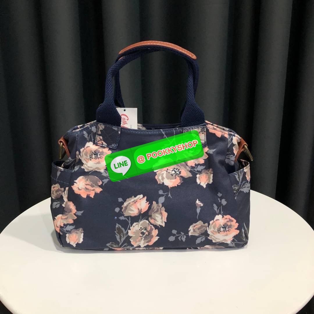 Cath Kidston Mini day Bag กระเป๋าถือหรือสะพายสุดชิค เหมาะสำหรับใช้สะพายในวันทำงานหรือวันสบายๆ เก็บของใช้ระหว่างวันได้เยอะค่ะ เปิด-ปิดด้วยซิป ด้านในมี 1ช่องใหญ่ ช่องซิป 1ช่องและช่องเล็กให้แยกเก็บมือถือของจุกจิก สวยคุ้มมากๆ มีหูจับ มาพร้อมสายสะพายยาวปรับระด