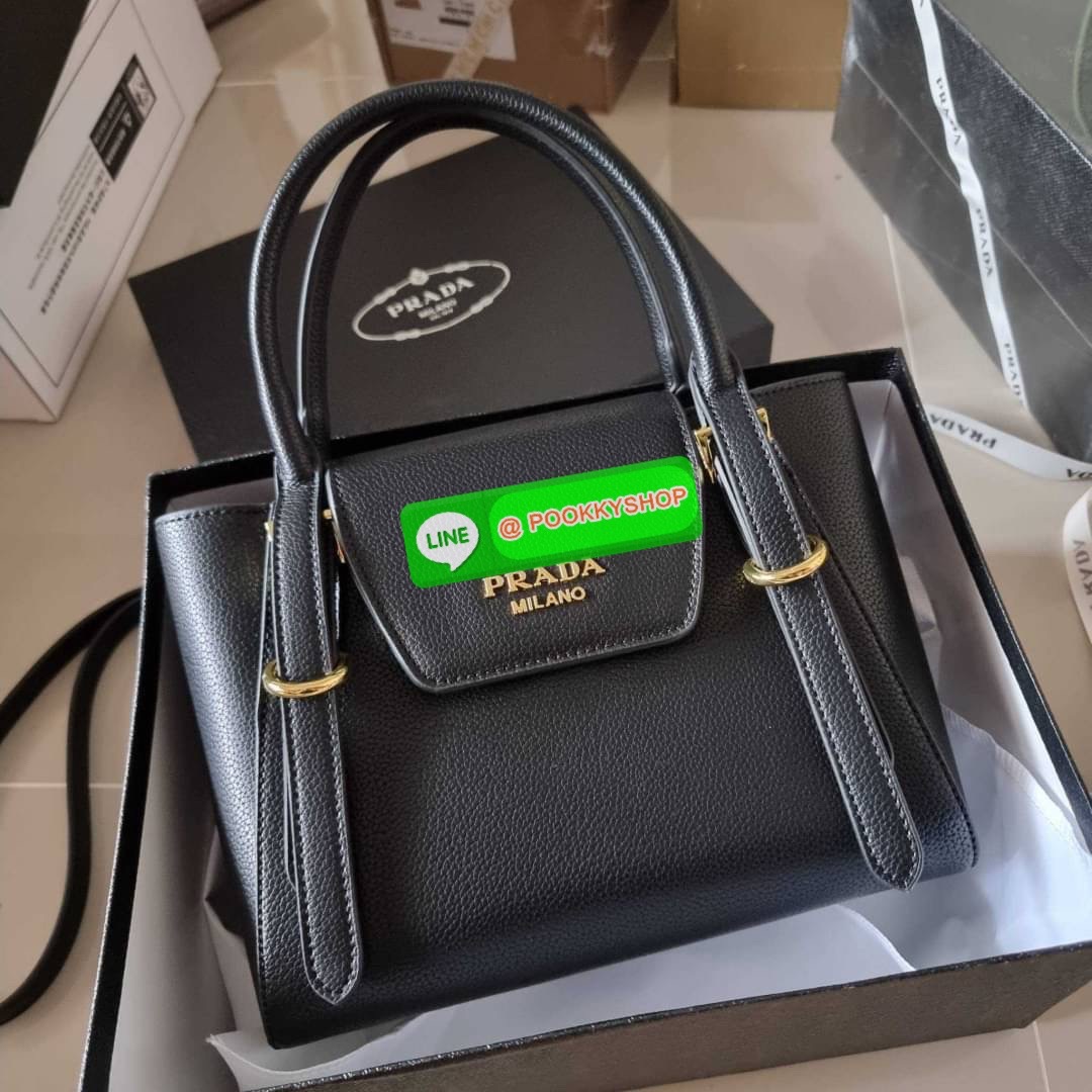 Hot item Prada leather bag กระเป๋าถือ/สะพายล่าสุด จากเคาน์เตอร์ dutyfree ที่ดีไซน์เรียบหรู หนังวัวฟอกสี สวยคมชัด เต็มไปด้วยดีเทลน่าใช้ สายคล้องไหล่ที่สามารถถอดออกได้ เพื่อใช้สายยาวสะพายข้างเส้นเดียว หรือจะใส่ไว้ทั้งคู่ก็อัพเกรดลุคดูแพงได้ ปากกระเป๋ามีฝากร