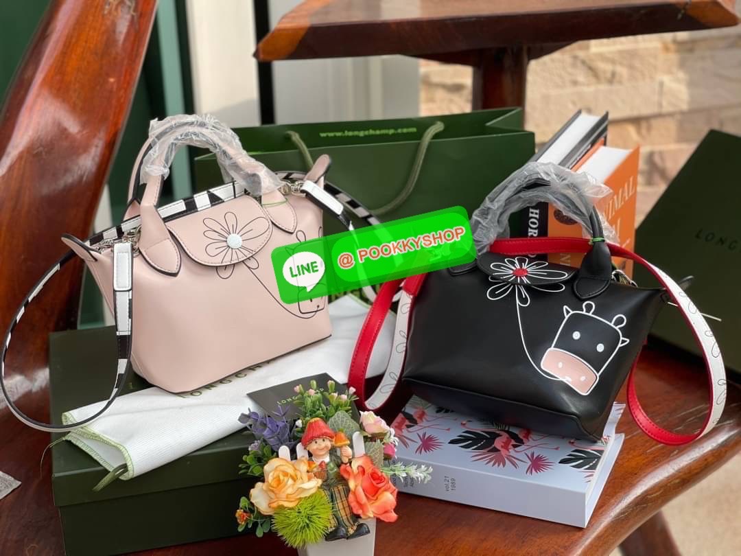 Longchamp Year of OX LE PLIAGE CUIR TOP HANDLE BAG XS Celebrate 2021! ต้อนรับปีวัวด้วยคอลเล็คชั่นพิเศษ วัสดุหนังเมทิส (Metis) หรือหนังแกะเนื้อนุ่มมาพร้อมหูจับขนาดสั้นเหมาะถนัดมือ กระเป๋าทรงไอคอนนิกพร้อมลวดลาย animation สุดน่ารักตรงยุคสมัย เอาใจผู้ที่ชื่นช