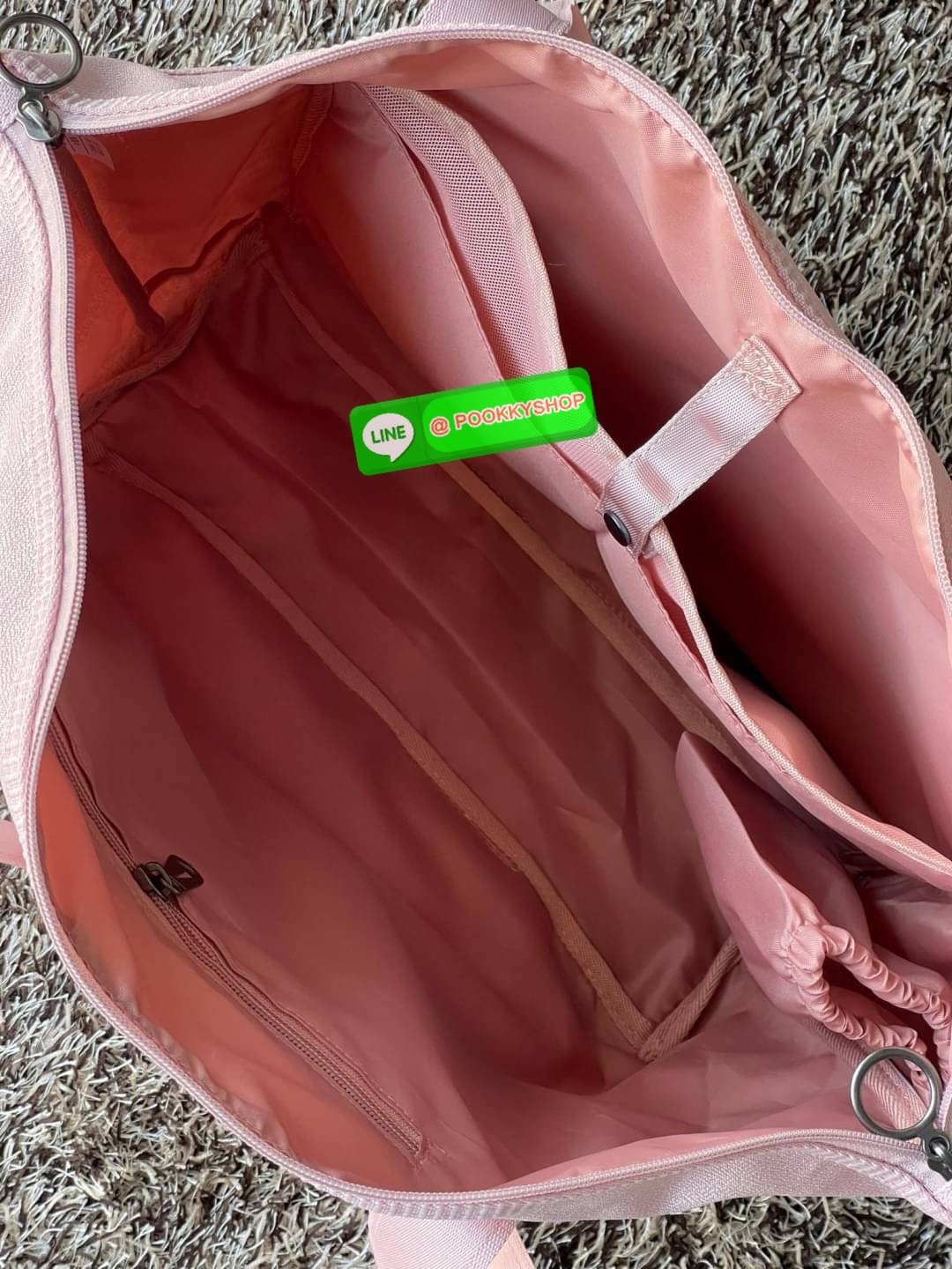 💕Nike One Women's Training Tote Bag กระเป๋าโท้ท Nike One เป็นทางออกของคุณในการใส่ทุกอย่างให้เข้ากับวันของคุณ ตั้งแต่ที่ทำงานหรือโรงเรียนไปจนถึงการออกกำลังกาย—ดีไซน์อเนกประสงค์มีทุกสิ่งที่คุณต้องการ ใส่แล็ปท็อป ขวดน้ำ และทุกสิ่งที่คุณต้องการใน
