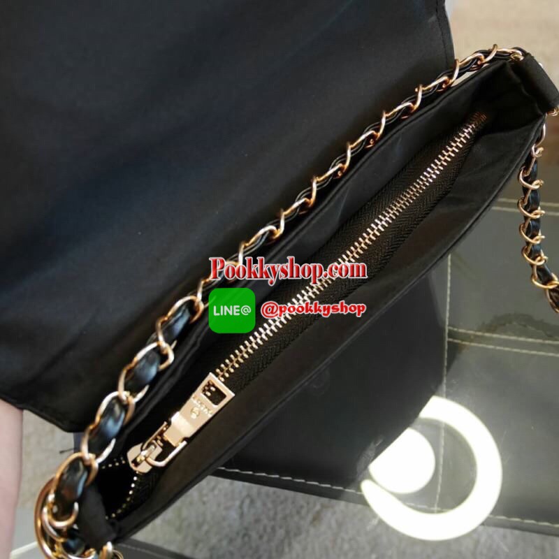 ห้ามพลาดรุ่นใหม่ล่าสุด! Chanel Envelope Cosmetic Bag With Chain VIP Gift With Purchase (GWP) พรีเมี่ยมเเท้จาก Chanel Cosmetic Counter ดีไซน์รูปซองจดหมายวัสดุ Nylon&Polyester 100% อยู่ทรงสวยด้านหน้าประดับโลโก้แบรนด์วิ้งๆสวยหรูดูดี เปิดปิดด้วยฝาปิดพร้อมซิปแ