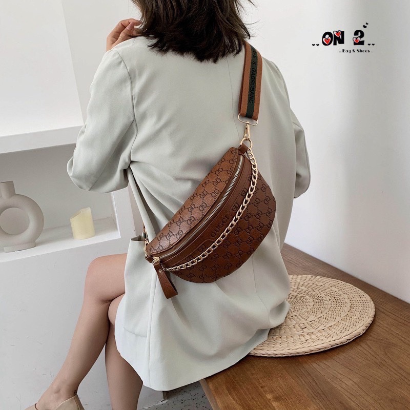 กระเป๋าสะพายข้างได้ คาดอกได้ วัสดุตัวกระเป๋าทำจากหนังแคนวาสลายgd อะหลั่ยสีทอง กระเป๋าเป็นปากซิปมาพร้อมสายสั้นเป็นสายโซ่สีทอง สายยาวเป็นสายแฟชั่นลายตามรูป