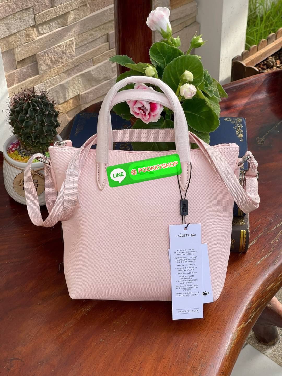 ลาคอส Women's L.12.12 Concept Petit Piqué Zip Tote กระเป๋าสะพายข้างทรง mini tote วัสดุ pvc100% เปิดปิดด้วยซิปเดียวด้านบนสะดวกใช้งาน ใส่มือถือได้ทุกรุ่น ด้านหน้ามีดีเทลโลโก้ปักดูโดดเด่น สายของกระเป๋ารุ่นนี้สามารถปรับความยาวได้ฟรีไซส์ เลือกสะพายได้ ไ