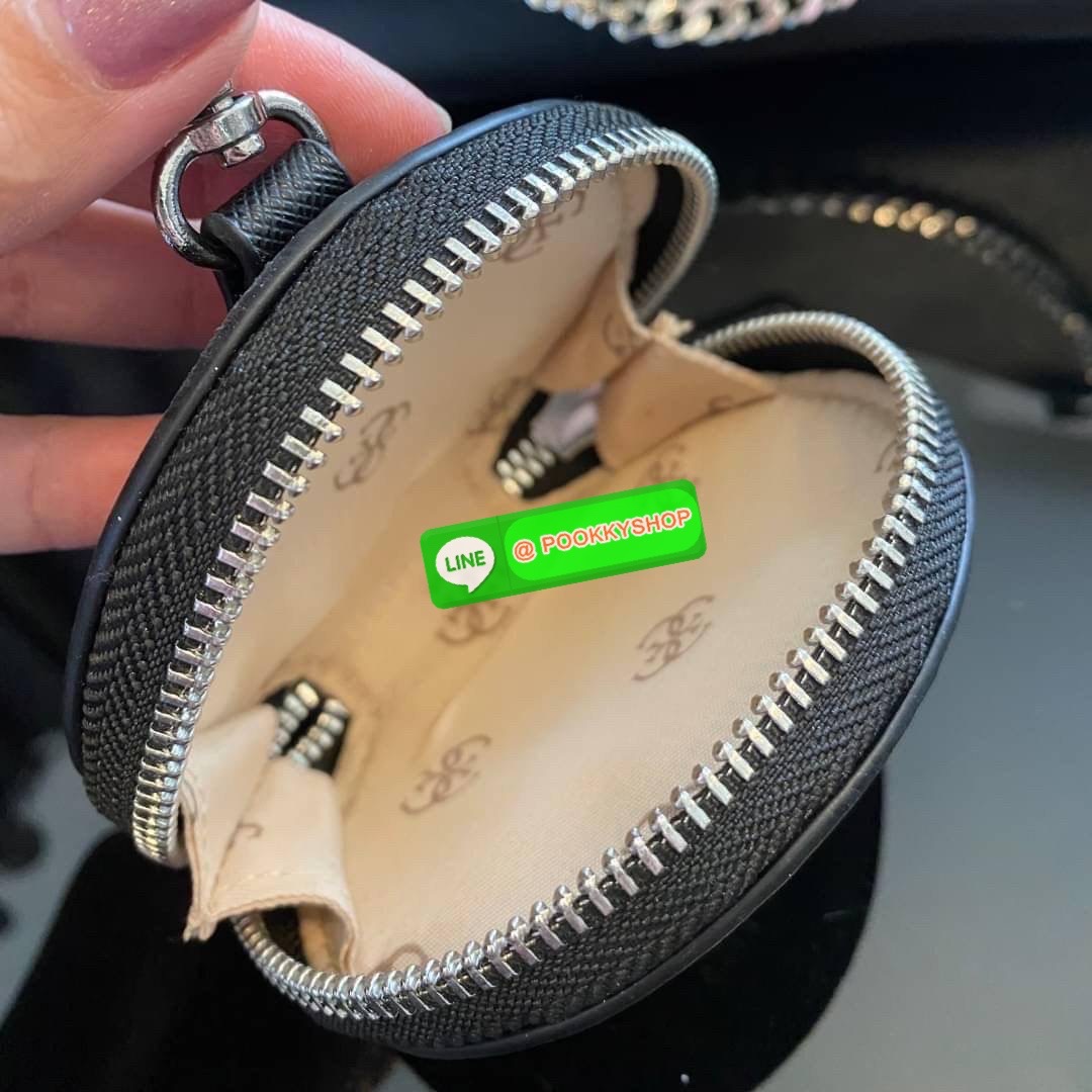 รุ่นใหม่ล่าสุด GUESS SHOULDER BAG ซื้อ1ได้ถึง2ไอเท็ม กระเป๋าพอชรูปทรงสวย เปิด-ปิดด้วยซิปด้านในโล่งกว้างมีช่องซิปใส่ของจุกจิก เพิ่มความน่ารักด้วย กระเป๋าใส่เหรียญใบเล็กทรงกลม เฝสามารถถอดใช้แยกได้ มาพร้อมสายโซ่สะพายไหล่ และสายสะพายยาวสามารถปรับระดับได้ฟรีไซ