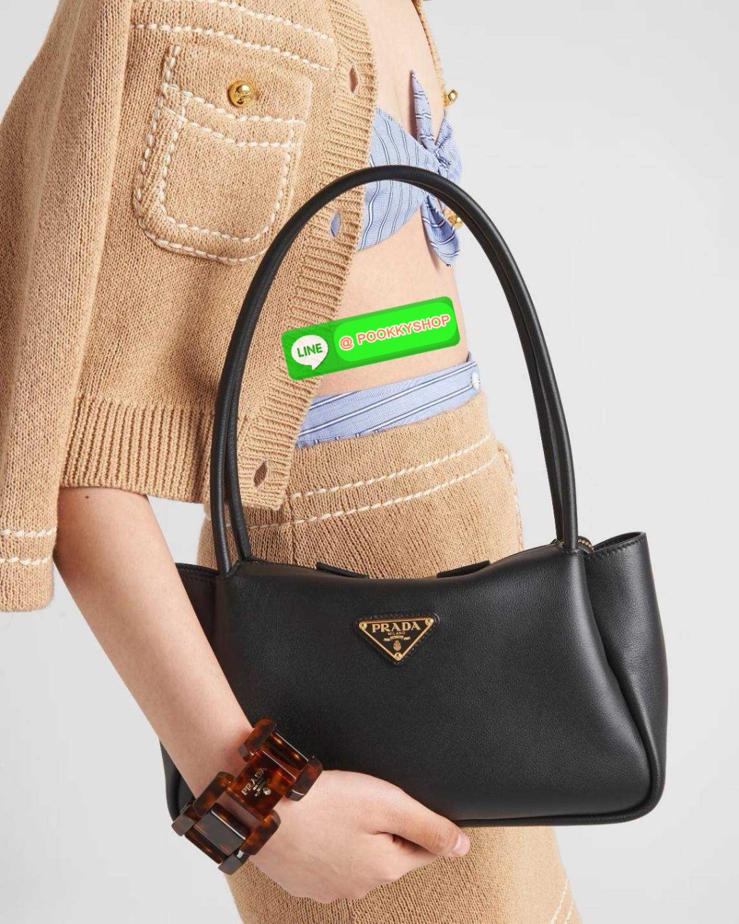 PRADA MEDIUM LEATHER HANDBAG 🔆 Details สะเทือนวงการแฟชั่นแบบสุด! กับกระเป๋าสะพายไหล่พรีเมี่ยมกิ๊ฟ ดีไซน์เก๋และมาแรงมาก สาวๆหนุ่มๆติดแกลมต้องไม่พลาด สวยดูแพง หูสะพายคล้องไหล่สะดวก ปากกระเป๋ามีซิปรูดเปิดปิดง่าย ภายในแบ่งสัดส่วนสวย โล่งกว้าง มีทั้งช่