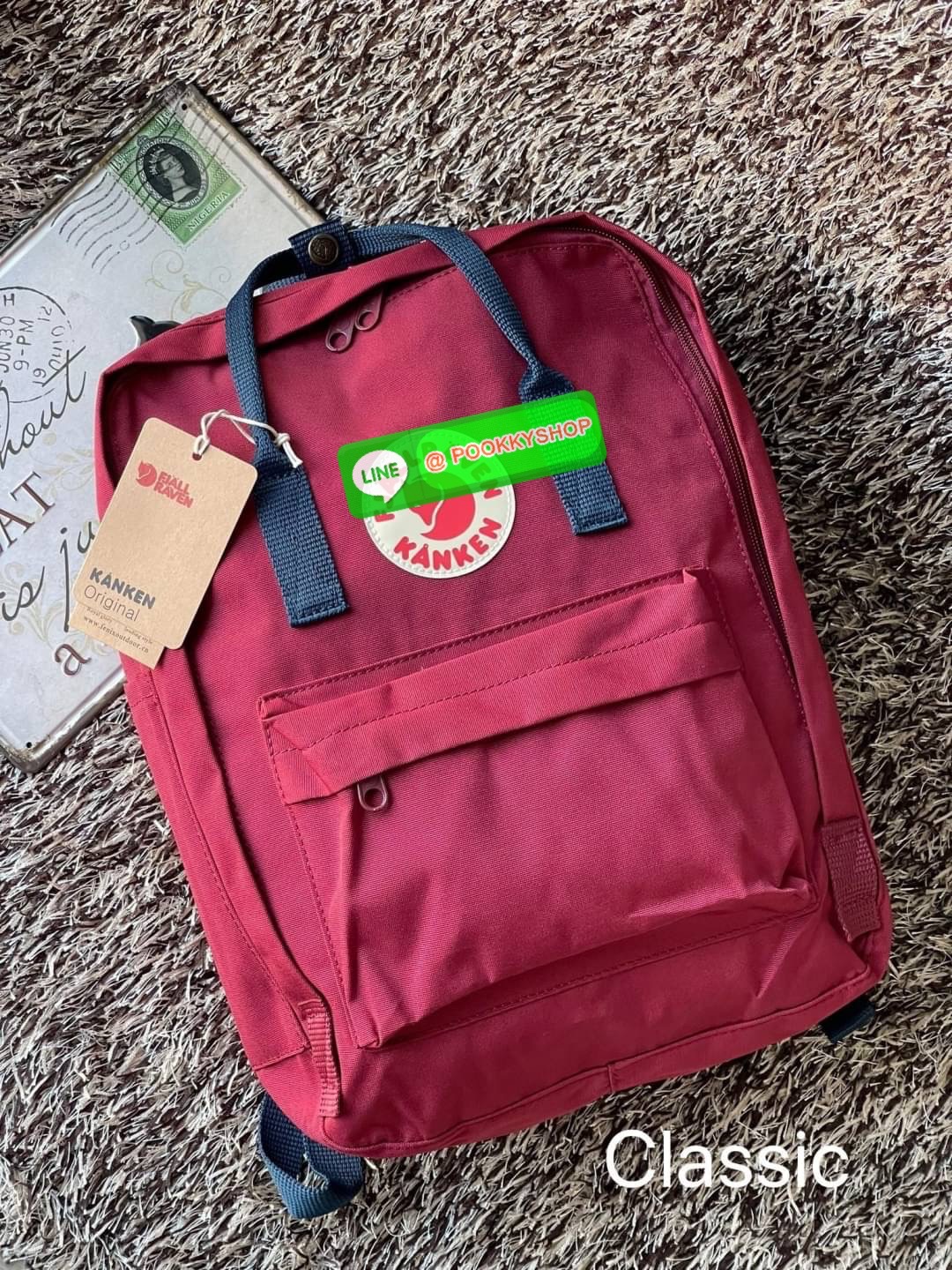 Fjallraven Kanken backpack รุ่น Classic แบรนด์ดังจากสวีเดนที่นิยมกันมากในหมู่วัยรุ่น กระเป๋าเป้ที่มีน้ำหนักเบา แต่มีความทนทาน และช่องว่างต่างๆมากขึ้น มีซิปหน้าสำหรับใส่ของกระจุกกระจิก และหูหิ้วทั้งด้านหน้าและด้านหลัง สำหรับการหิ้วถือได้สะดวก จุดเด่นที่ทำใ