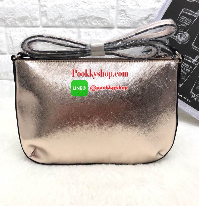 Restock! GUESS CROSSBODY BAG กระเป๋าสะพายข้างหรือแบบครอสบอดี้ร์ได้นะค่ะ ด้านหน้าปั้มโลโก้แบรนด์แบบ 3 D มีช่องใส่ของหนึ่งช่อง เปิดปิดกระเป๋าแบบซิป ภายในโล่ง สามารถใส่กระเป๋าสตางค์ใบยาวได้นะค่ะ มีช่องให้ใส่จองจุกจิกต่างหากด้วยค่ะ...รุ่นนี้ขนาดกำลังดี สะพายว