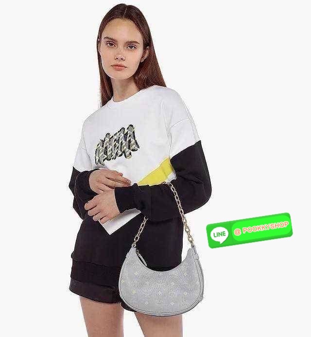 MCM AREN CRESCENT HOBO IN VISETOS ใหม่ล่าสุดก่อนใคร สวยได้ไม่ต้องรอ กับคอลใหม่ลุคลูกคุณ รูปทรง half moon ยอดฮิต ตอบโจทย์ได้ทุกลุค ทุกไลฟ์สไตล์ ใช้งานได้ง่ายคล่องตัว กับกระเป๋าสะพายข้าง ที่มาพร้อมสายโซ่คล้องด้านหน้า และสายหนังครอสบอดี้ ปรับเปลี่ยนการใช้งาน