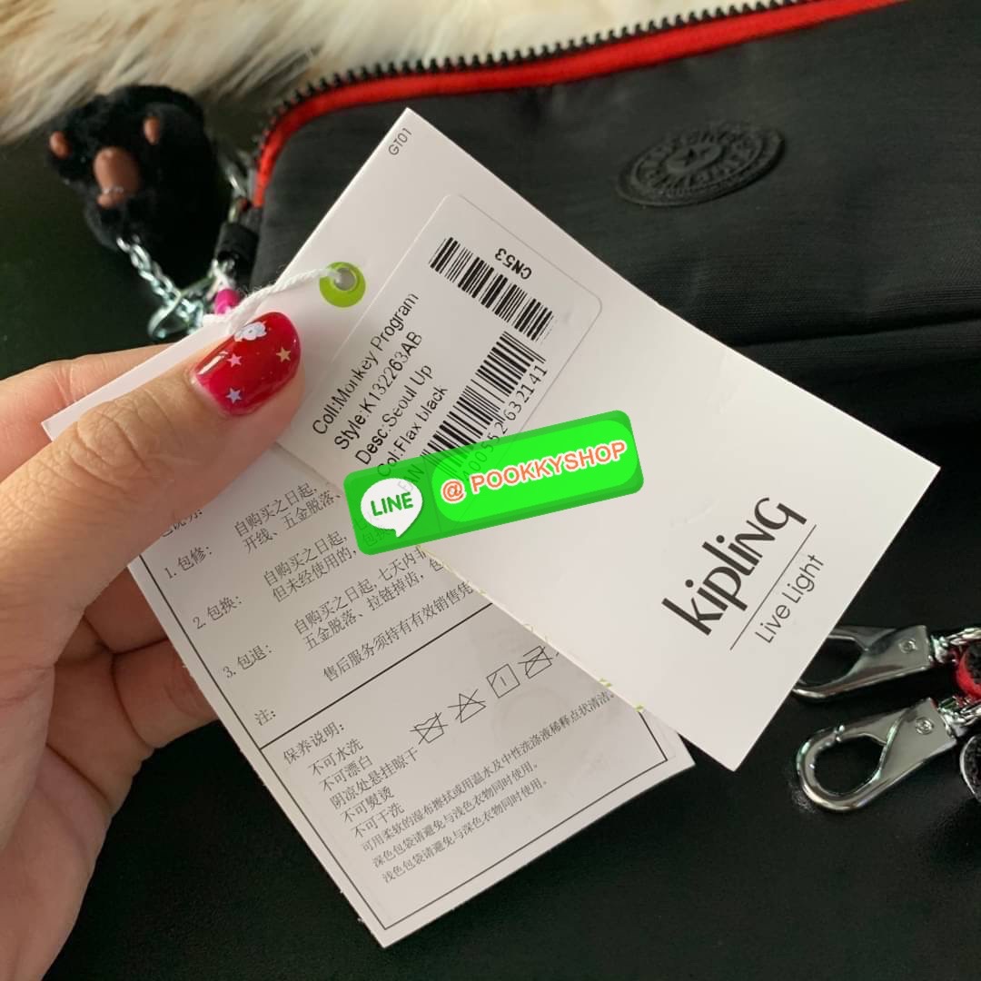 KIPLING 3 Monkey program Seoul up clutch & sling bag กระเป๋าคล้องมือ หรือ สะพายข้าง ขนาดเล็ก วัสดุ Nylon & Polyester 100% ใช้งานได้ 2 รูปแบบ มีสายสลับเปลี่ยนได้ทั้งแบบคล้องมือหรือสะพายข้าง เปิด-ปิดด้วยซิป ช่องหลักโล่ง มีช่องใส่บัตรด้านข้าง 6 ช่อง และช่องด