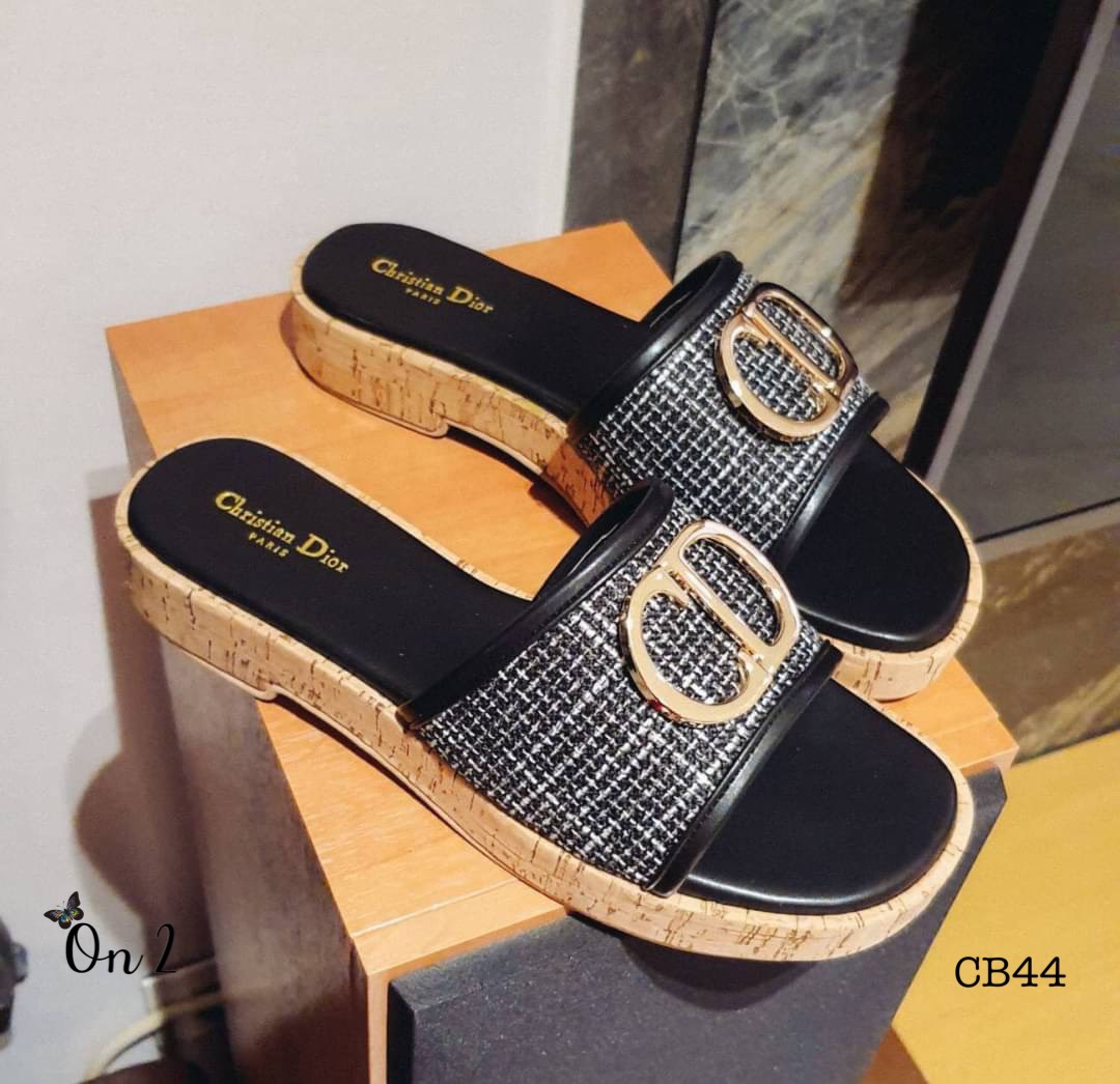 Dior shoes รองเท้าแตะสวมเสริมส้นหนา หน้าประดับอะไหล่ CD พื้นปั้มแบรนด์ทรงสวยใส่สบายพร้อมส่ง2 สี