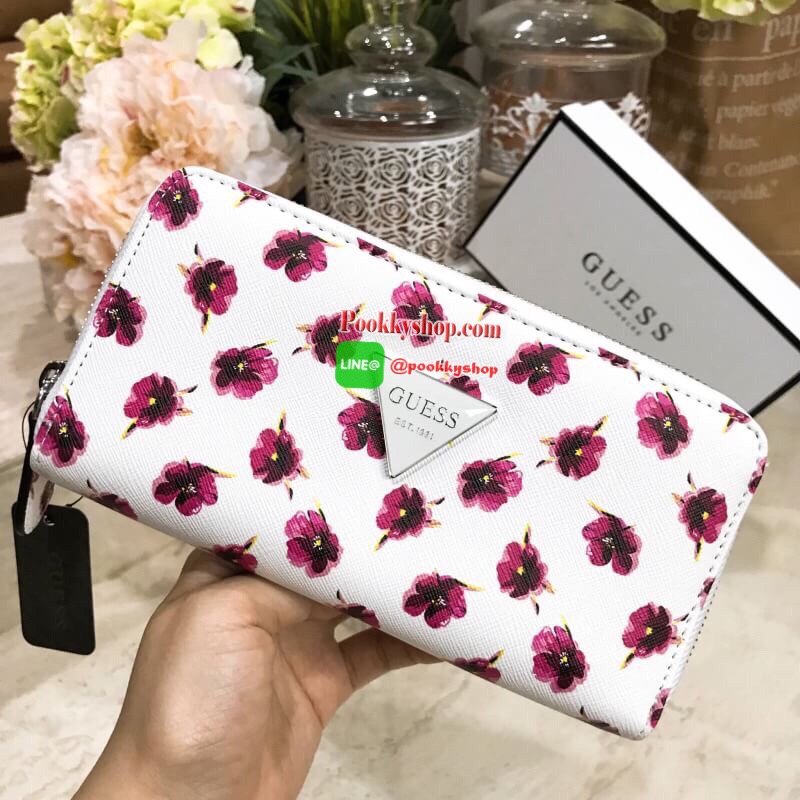 GUESS FACTORY WOMEN'S LONG WALLET กระเป๋าสตางค์ใบยาวซิปรอบรุ่นหายาก วัสดุหนัง Saffiano พิมพ์ลายดอกไม้คอลเลคชั่นล่าสุดรอบใบสวยโดดเด่น ด้านหน้าประดับโลโก้ ภายในมีช่องใส่ธนบัตร ช่องซิปกลางและช่องใส่บัตรหลายช่อง รุ่นนี้ใส่มือถือ iphone8 ได้ ภาพถ่ายจากสิน