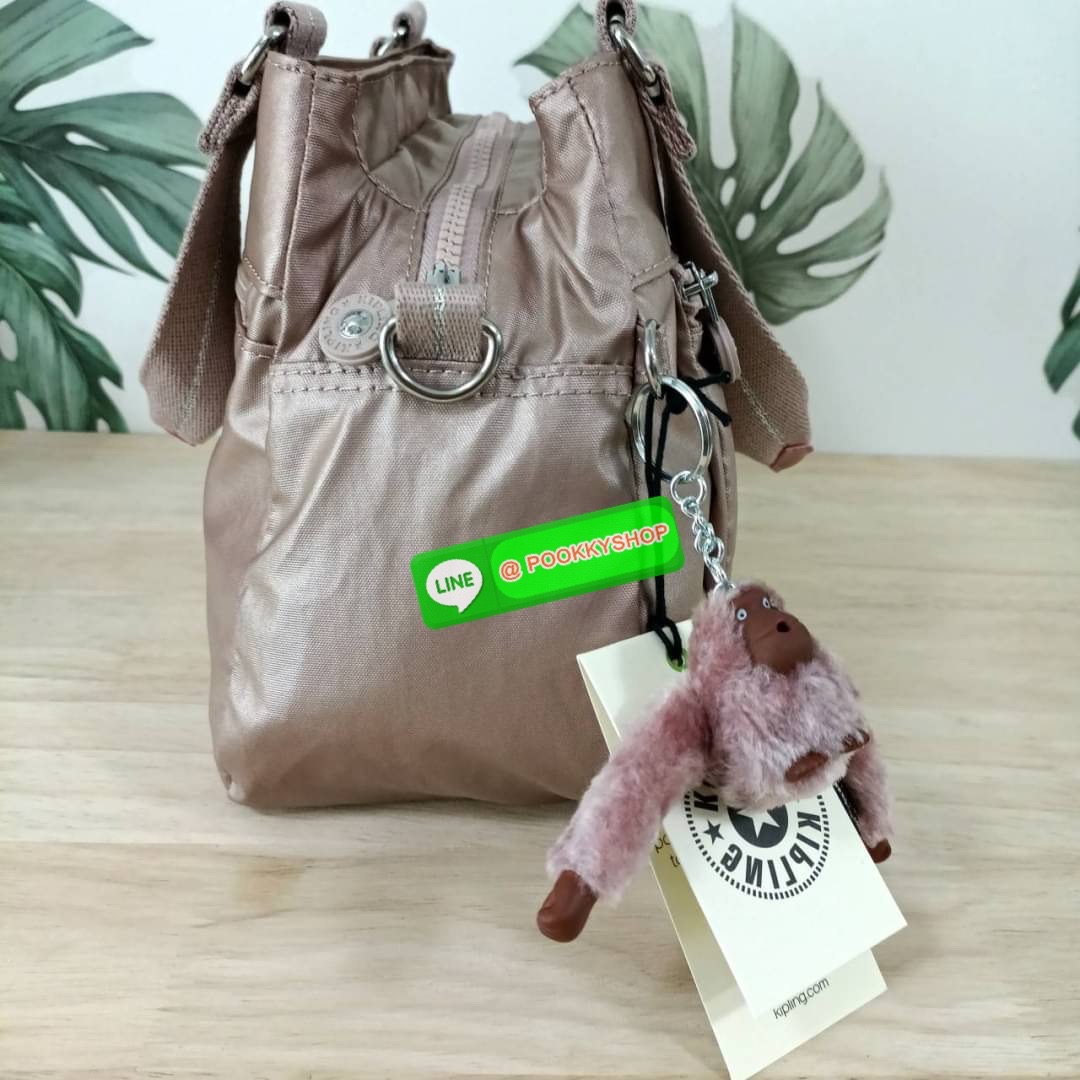 Kipling Damen Orelie Henkeltasche handbag กระเป๋าถือหรือสะพาย ขนาดกลาง วัสดุ Nylon 100% หูถือสูง 7 นิ้ว สายสะพายยาว 126ซม. มีช่องแยกใช้งานหลายช่อง ประกอบด้วย -ด้านหน้า ช่องซิปลึกถึงฐานกระเป๋า -ด้านหลัง ช่องซิปลึกถึงฐานกระเป๋า -ช่องใช้งานหลักด้านใน 3 ช่อง