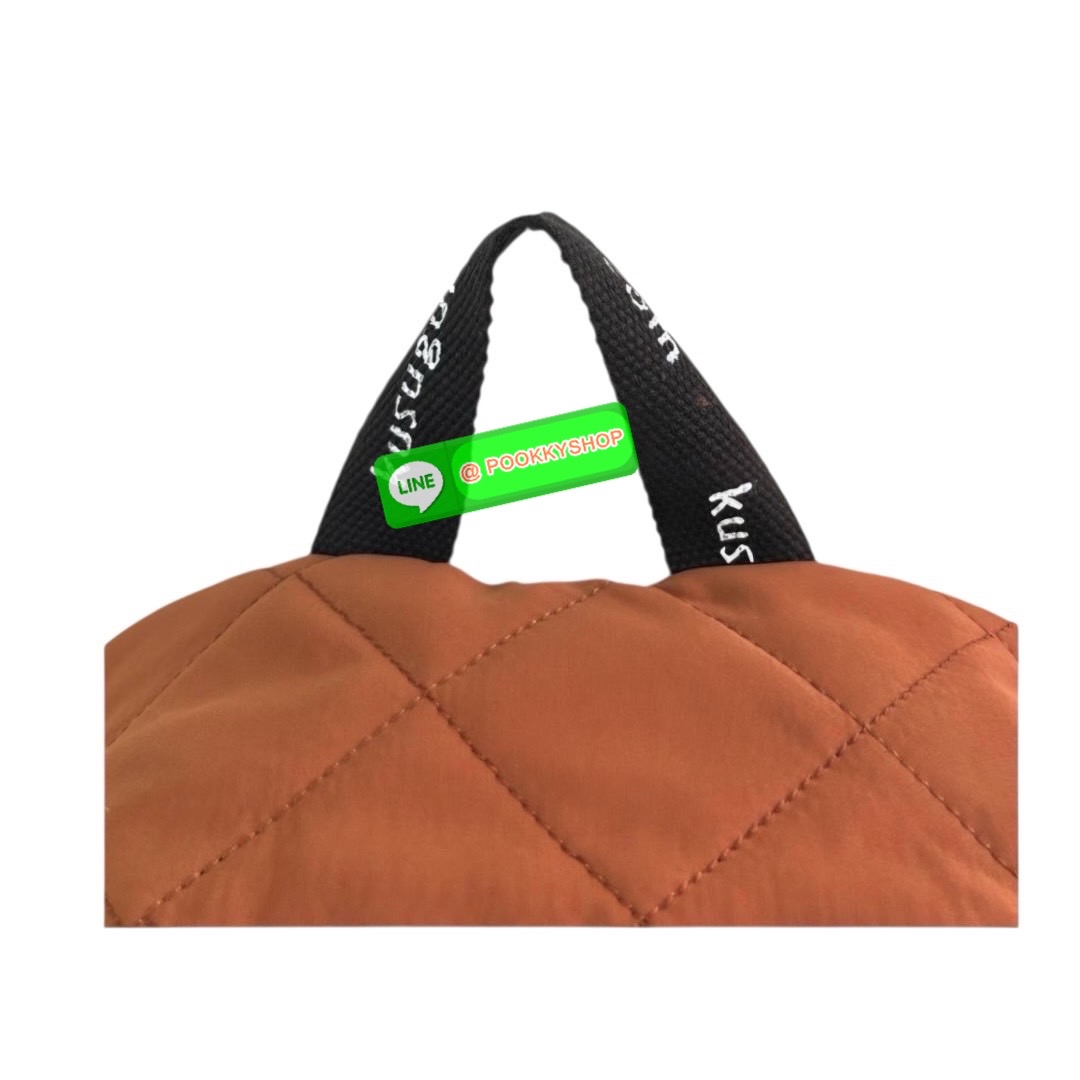 “ New Collection” 2025 Backpack Polyester Cat กระเป๋าควิลท์ใบนี้มีน้ำหนักเบา ใช้งานได้จริง และกันน้ำและคราบสกปรก โดดเด่นด้วยลายปักอันประณีตอันเป็นเอกลักษณ์ของ Matilda บนผ้าควิลท์เนื้อนุ่ม กระเป๋าใบนี้มาพร้อมเทปโลโก้และหูหิ้วพาราคอร์ดเพื่อรูปลักษณ์ที่โดดเด