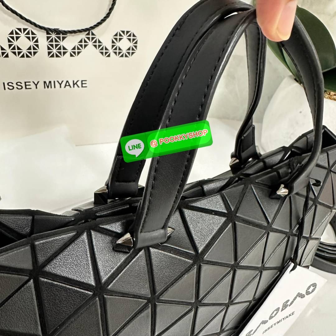 Bao Bao issey Miyake Tonneau Small Matte Bao Bao Issey Miyake รุ่น TONNEAU (ทอนโนะ) กระเป๋าทรง Boston Bag ที่โดดเด่นด้วยลายแพทเทิร์น 3 เหลี่ยมด้านเท่าเรียงต่อกัน ทำให้กระเป๋าใบนี้มีความโดดเด่นทั้งในเรื่องของดีไซน์ที่ทันสมัย และการใช้งานที่ครบทุกฟังก์ชั่น