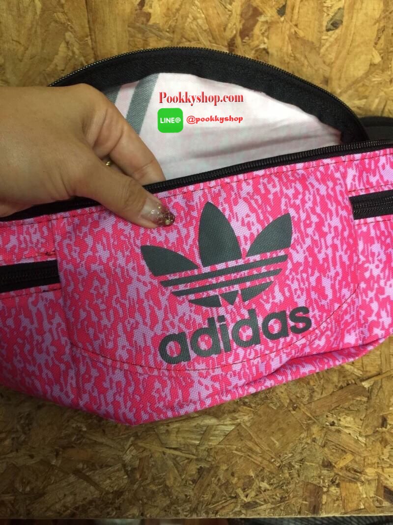 พร้อมส่ง ..... Adidas Originals National Waist Pack Factory กระเป๋าคาดอกและเอว เป็นอีกรุ่นที่ได้รับความนิยมเป็นอย่างมาก ด้วยแบบและดีไซน์ขนาดที่พอเหมาะ ใช้ได้ทุกเพศทุกสไตล์ กระเป๋าทำจากผ้าไนลอนลื่น น้ำหนักเบา ขนาดกำลังดี ดีจุของได้เยอะคะ เปิด-ปิดด้วยซิป ด้