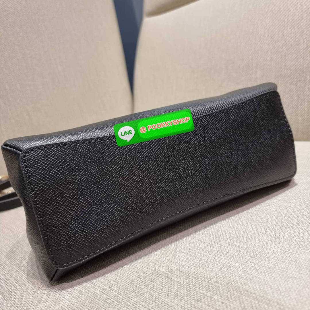 COACH F29434 MINI SAGE CARRYALL IN SIGNATURE CANVAS รุ่นยอดฮิต!! ที่สุดของกระเป๋าสะพายขายดี ต้องทรงถังมินิรุ่นนี้ วัสดุหนังแคนวาสเคลือบลาย สวย คลาสสิค มาพร้อมสายสะพายข้างและหูหิ้วในตัว ถอดออกถือคล้องแขนเก๋ๆ หรูๆยังได้ ภายในเป็นช่องโล่ง แบ่งสัดส่วนอย่างดี