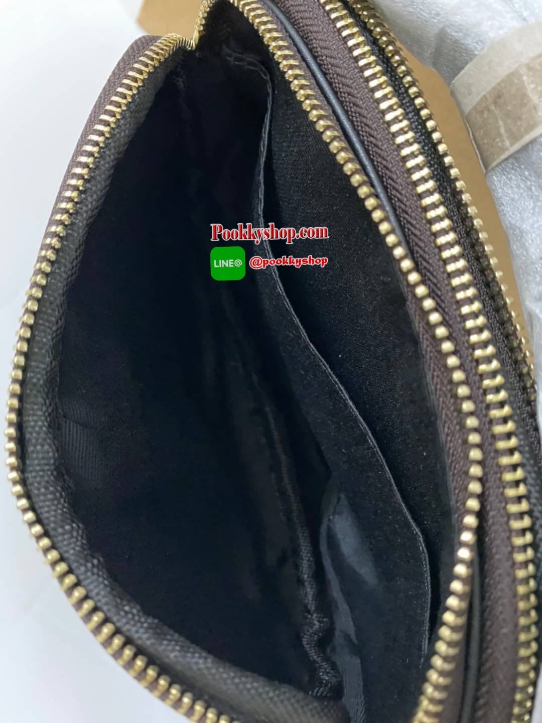 กระเป๋าสะพาย COACH เปิด - ปิดกระเป๋าด้วยซิป มีช่องใส่ของ 2 ช่องใหญ่ ด้านในมีช่องใส่ของ 1 ช่อง