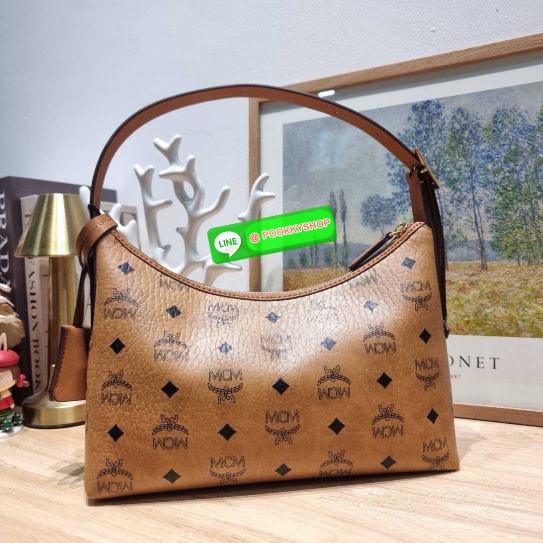 MCM AREN HOBO IN VISETOS 🔆 Details ฮอตฉ่ำมาก! กับกระเป๋าสะพายทรงโฮโบ ทรงสวยมาก ขนาดกำลังดี จุของได้เยอะ ใช้งานสะดวกด้วยการรูดซิป พิเศษแถมพวงหนังและชุดกุญแจล็อคมาให้ด้วย ถอดออกได้ นำไปใช้กับกระเป๋าใบอื่นได้ด้วย ภายในโล่งกว้าง ใส่ของสำคัญได้อย่างครบ