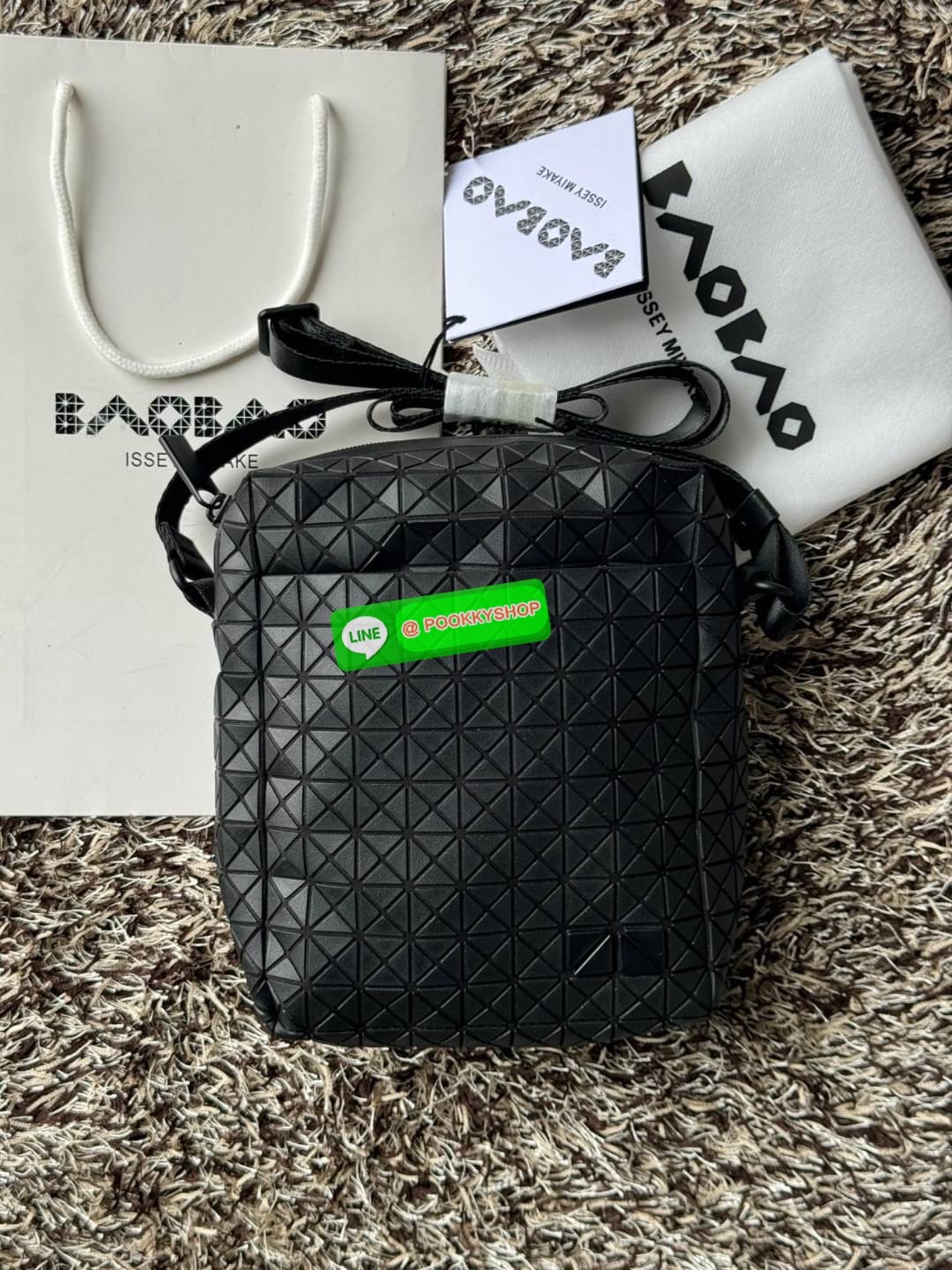 Bao bao issey miyake VOYAGER Shoulder Bag กระเป๋าสะพายข้างใบนี้มีสายสะพายปรับระดับได้ มีซิปเปิดปิดด้านบน และช่องแบบเปิดด้านใน ช่องกระเป๋าด้านนอกปิดด้วยปุ่มแม่เหล็ก มีขนาดที่สะดวกสำหรับเก็บสิ่งของจำเป็นทั้งหมดของคุณ VOYAGER คือเพื่อนร่วมเดินทางที่สมบูรณ์แบ