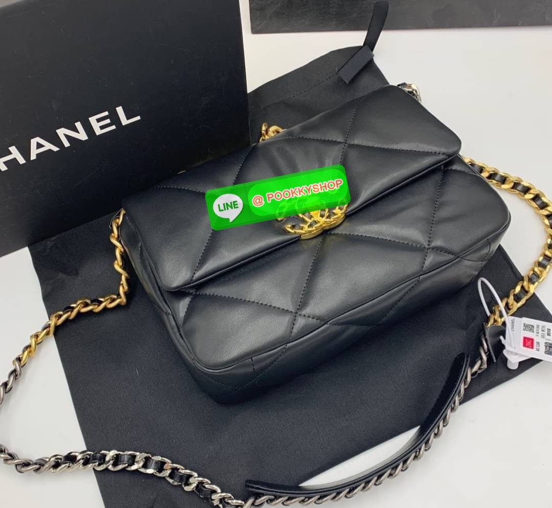 CHANEL MAXI HANDBAG RESTOCK!! ตอบรับคำเรียกร้องอย่างท้วมท้น!! พรีเมี่ยมกิ๊ฟจากแบรนด์ Chanel รุ่นตามล่าพลิกแผ่นดิน กระเป๋าถือ/สะพาย หนังแกะที่นิ่มสุดพลัง!! ลายตารางสวยคม โลโก้ลายโซ่สอดหนังเด่นชัด เปิด-ปิดกระเป๋าด้วยตัวบิดล็อค อะไหล่ทองหรูหรา มีระดับ!! ดีไซ