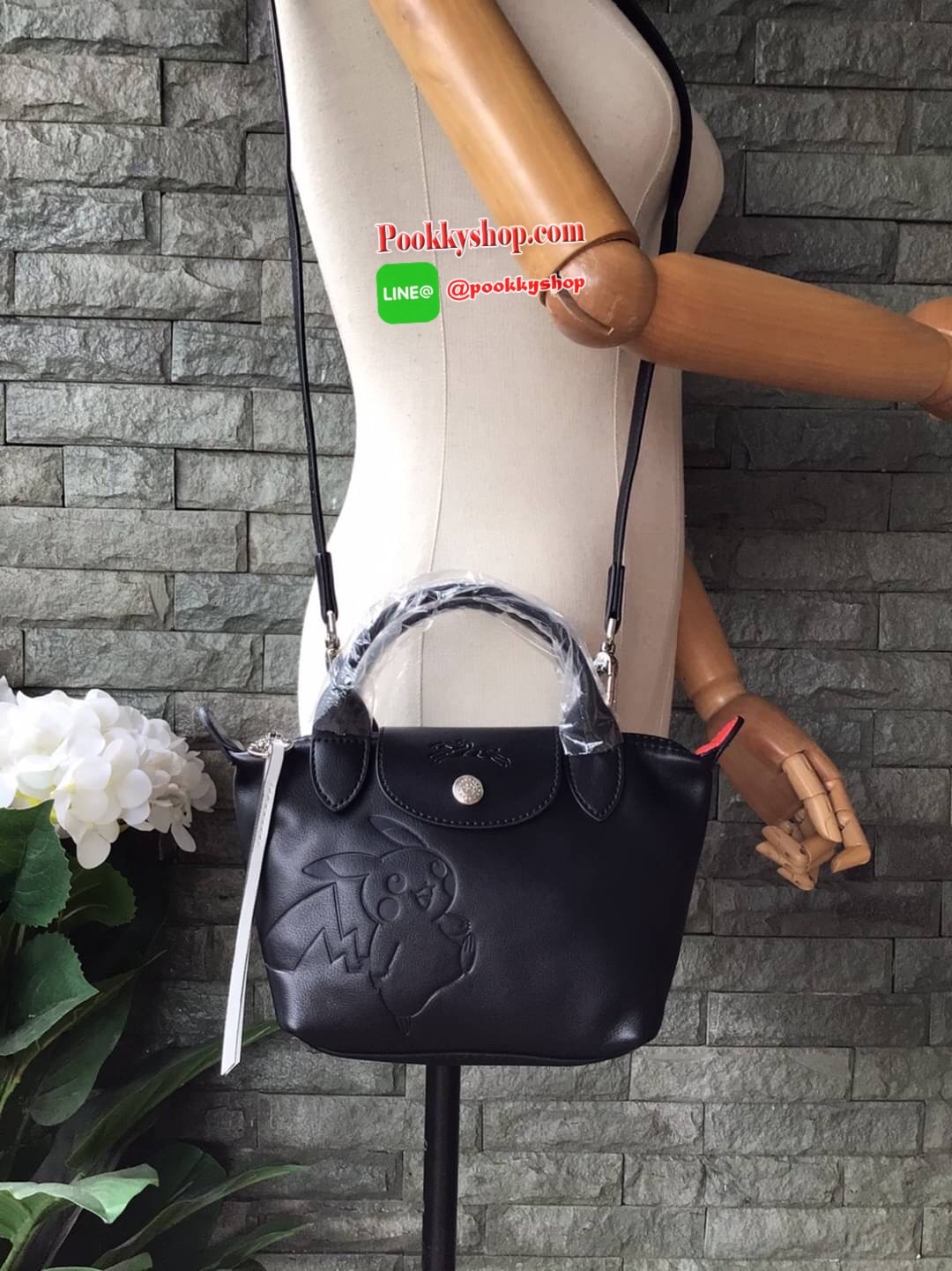 🚚 พร้อมส่ง 🚚 LONGCHAMP X POKE’MON TOP HANDLE BAG XS ขนาด มินิ รุ่น 1500 Collection LE PLIAGE CUIR Fall/ Winter เรียบหรูอย่างฝรั่งเศสกับความน่ารักคาวาอิแบบญี่ปุ่นมาผสม ซึ่งจะเป็นการนำเอาลวดลายพิคาชูมารังสรรค์ลงในกระเป๋าสุดคลาสสิกของแบรนด์ ก