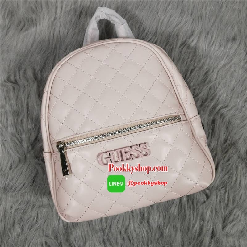 GUESS ELLIANA MINI BACKPACK BAG กระเป๋าสะพายเป้ วัสดุ Saffiano PU คุณภาพดี นิ่ม น้ำหนักเบา ด้านหน้าประดับด้วยโลโก้แบรนด์สวยโดดเด่น มีช่องสำหรับใส่ของด้านหน้า1ช่องใช้งาน ช่องหลักเปิดปิดกระเป๋าด้วยซิปสะดวกใช้ ด้านในโล่งกว้างมีช่องซิปและช่องเล็กสำหรับใส่ของ