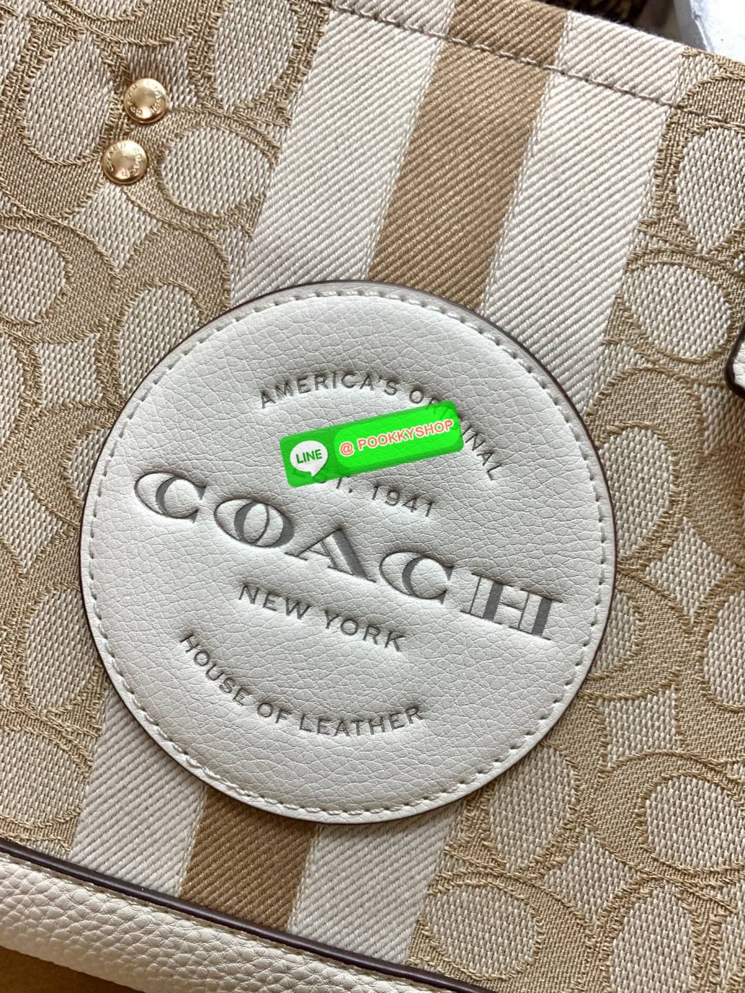 COACH DEMSEY TOTE IN SIGNATURE JACQUARD WITH COACH PAT ((C8417//C5115)) พร้อมส่งที่ไทย ห้ามพลาด สีน้องสวยมากๆค่ะ กระเป๋าทรงTote ขนาดพอดีลำตัว ใช้วันไหนๆก็เหมาะมากค่ะ วัสดุJacquard ทอลายแบรนด์ ตัดขอบหนังแท้ สวยงามมากๆค่ะ ด้านหน้าจะมีป้ายวงกลมโลโก้แบรนด์อัน