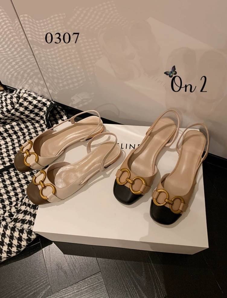 พร้อมส่งรองเท้าหัวคัชชูเปิดหลังรัดข้อเท้า หน้าแต่งอะไหล่ทองเหลือง สไตล์แบรนด์ส้นเป็นอะไหล่ทองสวยหรู สายรับปรับได้ คู่นี้ใส่แมทกับชุดได้ง่ายทั้งกางเกงและกระโปรงได้หมดทรงสวย