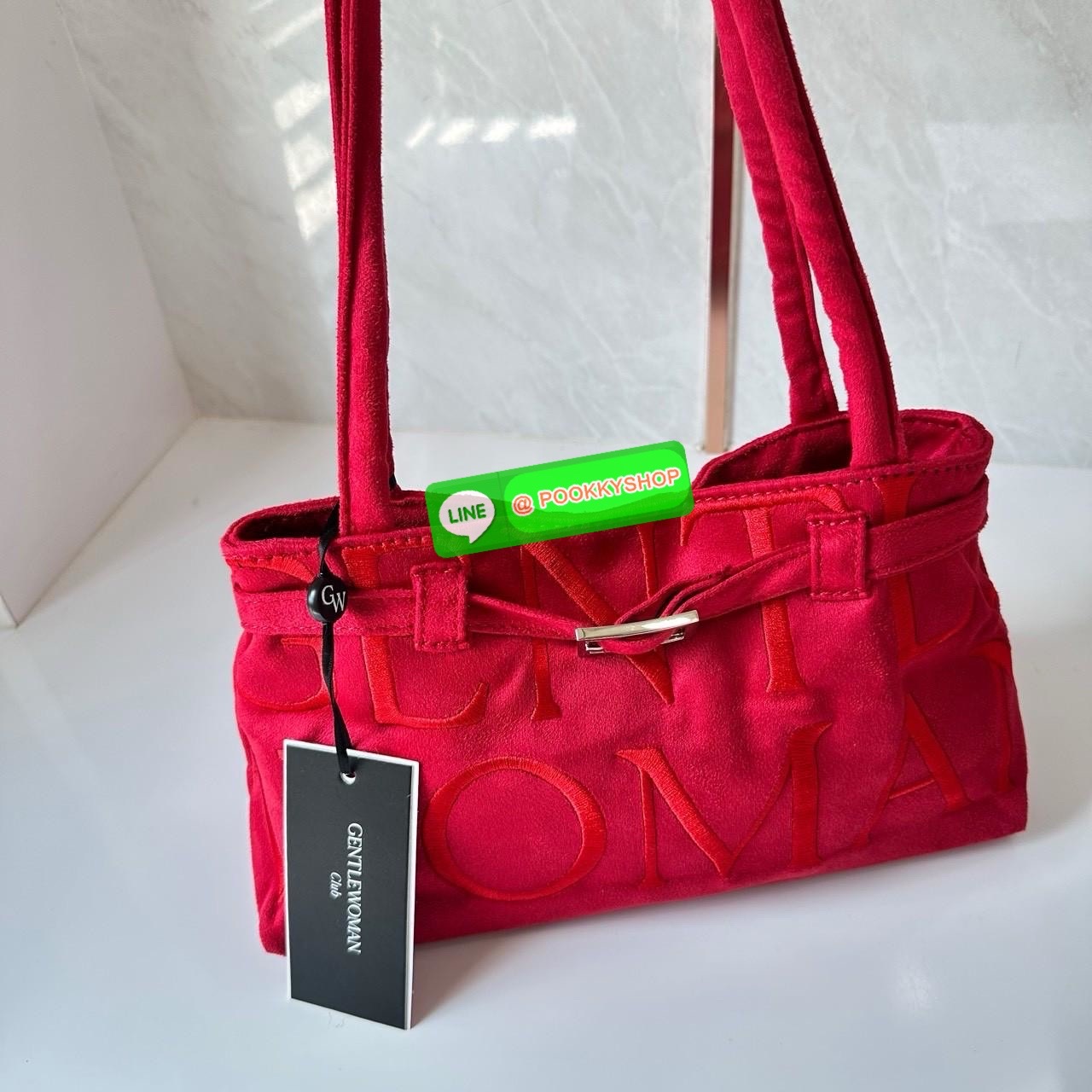 GENTLEWOMAN SUEDE BALLERINA BAG 🔖กระเป๋า Ballerina Bag ในวัสดุหนังกลับ (suede edition) พร้อมโลโก้ปักสีเดียวและรายละเอียดหัวเข็มขัด ทำให้ดูเก๋มีสไตล์โดดเด่น 🔖วัสดุ: หนังกลับ 🔖เปิด-ปิดแบบสแน๊บแม่เหล็ก ภายช่องโล่งกว้างจุของได้เยอะ