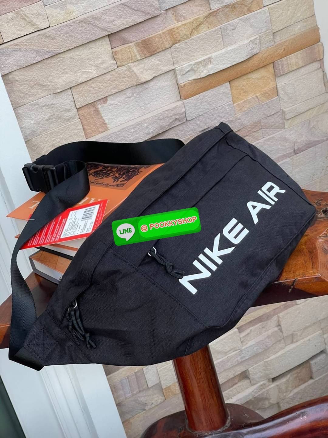 Nike Tech hip pack กระเป๋าคาดเอว Nike Tech รุ่นใหม่ชนช้อป!! ให้คุณหยิบใช้อุปกรณ์กีฬาและพกพาได้อย่างง่ายดาย พร้อมโดดเด่นด้วยกระเป๋าซิป 2 จุดสำหรับเก็บสิ่งของ และสายกระเป๋าแบบปรับได้เพื่อให้แนบกับลำตัว ใช้งานได้คล้องตัว ใส่ของได้จุสมใจเลยคร้า