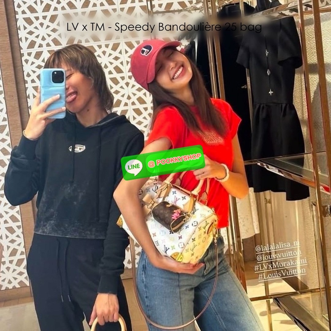 LV x TM Speedy Bandoulière 25 bag กระเป๋าทรงหมอน รุ่นใหม่ท็อปฮิต สวยหรูโดดเด่น มีชีวิตชีวาในคอลเล็คชั่น LV x Murakami ด้วยลายโมโนแกรมสุดไอคอนิกเปี่ยมสีสันที่รังสรรค์ขึ้นใหม่จากพาเลตต์สีสุดป๊อปอันเป็นเอกลักษณ์ของศิลปินชาวญี่ปุ่น ดีไซน์กระเป๋าสุดคลาสสิก รูป
