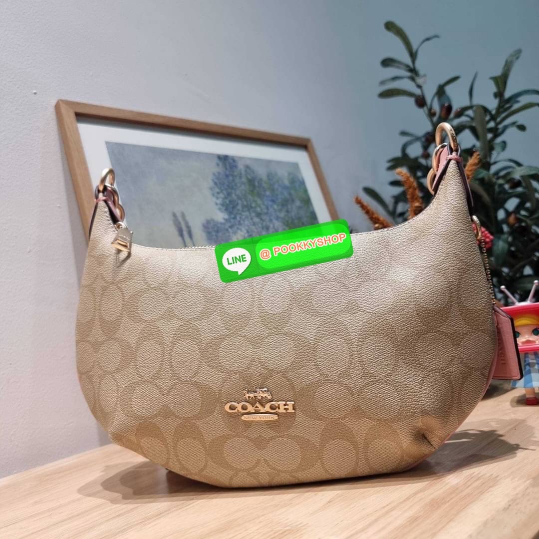 COACH CE620 PAYTON HOBO IN SIGNATURE CANVAS คอลเลคชั่นใหม่ 2023 มาแรงเกินต้าน ด้วยรูปทรงโฮโบสุดคลาสสิค สะดวกใช้ได้ในทุกวัน ขนาดกะทัดรัด แต่จุของได้เต็มที่ วัสดุหนังแคนวาสเคลือบลาย น้ำหนักเบา เปิดใช้งานด้วยซิป สายสะพายในตัวหนังสลับโซ่ ภายในเป็นช่องโล่ง ใส่