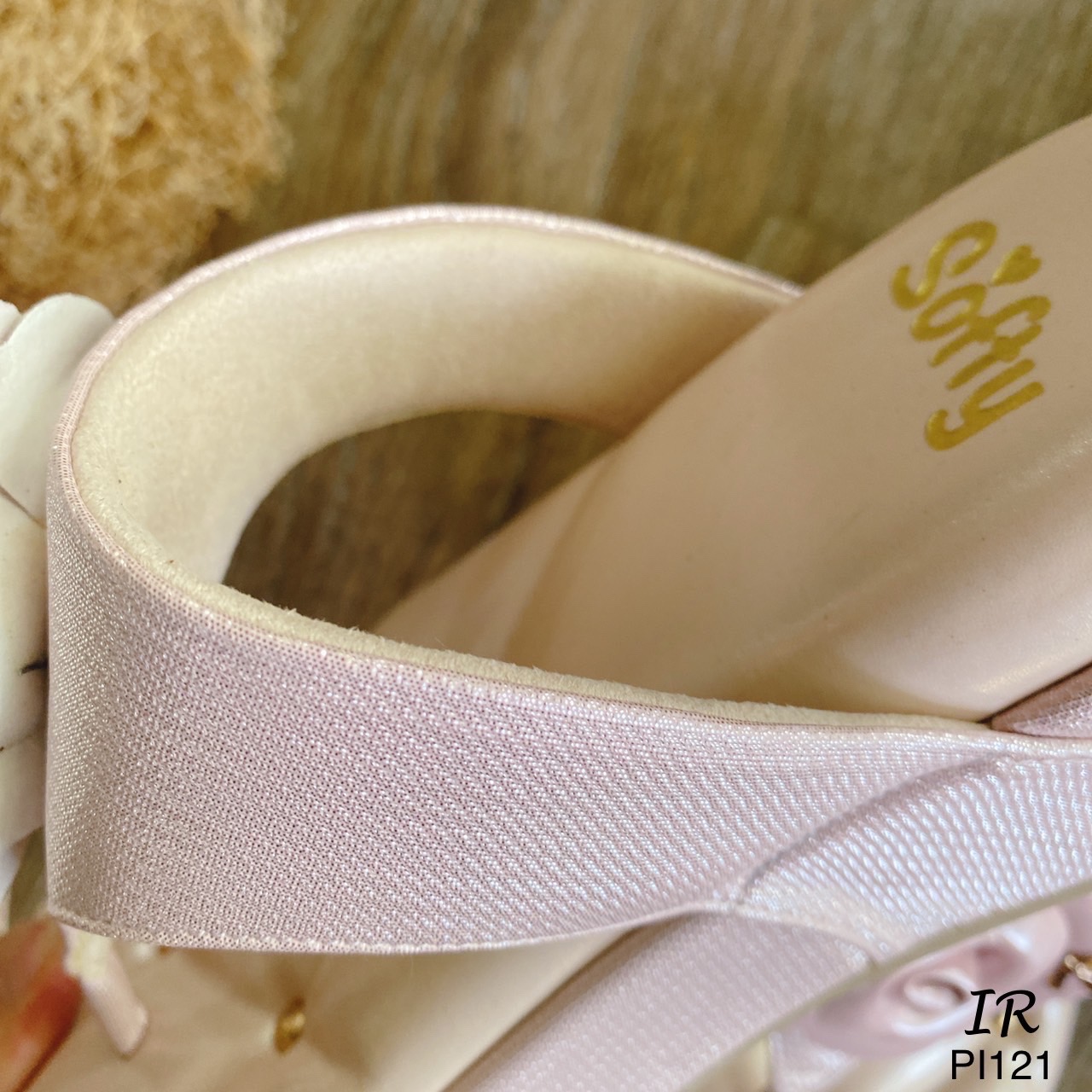 แบบขายดี!!! พร้อมส่ง รองเท้าโซฟา สไตล์ Shu Berry แบรนด์ดัง ผ้าวิ้งๆแต่งดอกกุหลาบด้านในซับนวมกำมะหยี่ พื้นฝังหมุดทองกลม ส้นหนา 1.5 นิ้ว พื้น Soft comfort งานhigh quality ได้ลองแล้วจะหลงรักเลยค่า