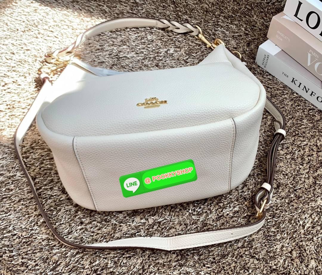 COACH JULES HOBO BAG ((C9189//9190)) 🌍พร้อมส่งที่ไทย! ต้องบอกก่อนว่าหนังรุ่นนี้อย่างดี นิ่มมากๆ สัมผัสแล้วรู้สึกละมุน กับกระเป๋าใบใหญ่ ทรงสวย เปิดปิดกระเป๋าแบบซิปมีหนังห้อยเพิ่มความเก๋ตรงหัวซิปค่ะ ภายในกระเป๋ากว้างมาก ใส่สัมภาระได้ครบครัน หายห่วงเ