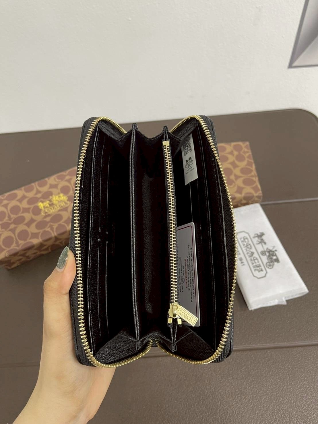 Coach wallet กระเป๋าสตางค์ สวยสะดุดตาสุดสุด เป็นแบบใบยาวแบบมีช่องเล็กใส่เหรียญ ใส่การ์ดใส่แบงค์ได้ มีสีมงคลให้เลือกเยอะมาก เหมาะสำหรับเป็นของฝากของขวัญหรือใช้เองก็เลิศค่ะ