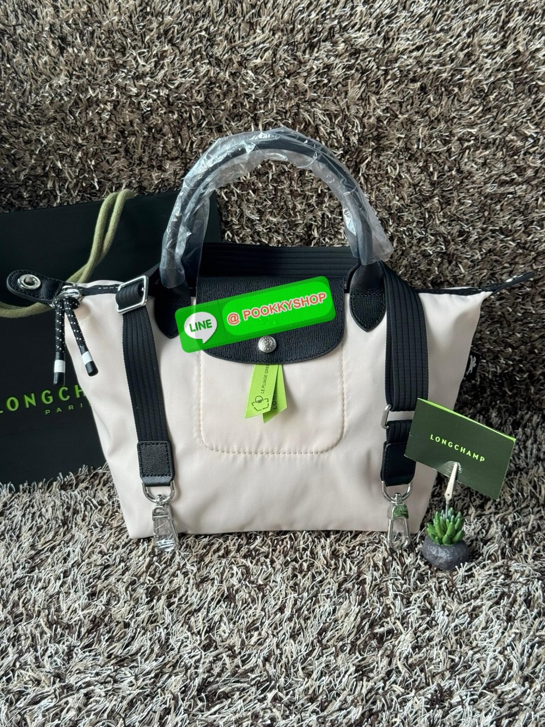 Longchamp LE PLIAGE ENERGY S HANDBAG LE PLIAGE รีไซเคิล ECONYLสไตล์สปอร์ต ทันสมัย และใช้งานได้จริง น้ําหนักเบา กระเป๋าใบนี้เป็นเครื่องประดับที่มีเสน่ห์ในอุดมคติที่จะติดตามคุณในทุกกิจกรรมยามเย็นของคุณ มาพร้อมกับสายสะพายไหล่ปรับได้ สามารถพกพาได้ ทั้งแบบถือแ