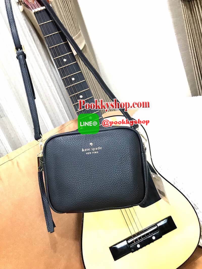 ReStock! รุ่นยอดนิยม Kate Spade NewYork Mini Leather Shoulder Bag กระเป๋าสะพายขนาดมินิหนังสวยหรูอยู่ทรงด้านหน้าประดับโลโก้สีทอง มาพร้อมหัวซิปพู่หนัง และสายสะพายยาวปรับระดับได้ ภายในมีโลโก้ ช่องซิปและช่องเล็ก ซับในสกรีนลายตามแบบฉบับของแบรนด์ ใส่กระเป๋าสตาง