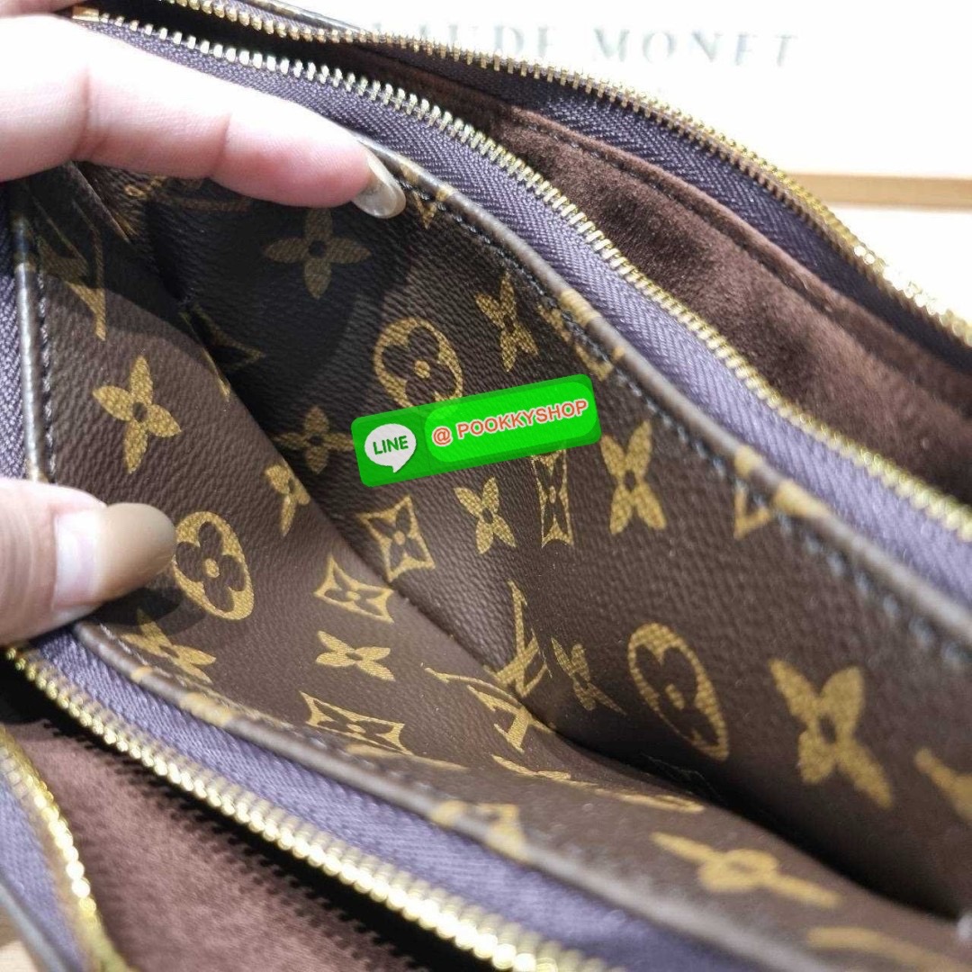 🔆 Model LV liv pochette 🔆 Details ยังคงมีความเป็นเอกลักษณ์ ดีไซน์ลวดลายโมโนแกรมเรียบหรู กับกระเป๋าทรงสวยจากเคาน์เตอร์ dutyfree สวยจับต้องได้ เก๋มากๆ เพลทโลโก้สีทองโดดเด่น มาพร้อมสายสะพายถึง 2 แบบ สายโซ่และสายหนัง ที่สามารถปรับใช้สร้างลุคได